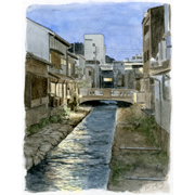 宇和島の夜」（愛媛県宇和島市吉田町の大信寺）《手描き透明水彩イラスト》（205×270）宇和島市内（JR宇和島駅から徒歩5分くらいのところ）で見かけた光景。夜の静かな空気の中で川面に映る灯りも印象的でした。向こうに見える灯りは「きさいやロード」というアーケード街の灯りです。